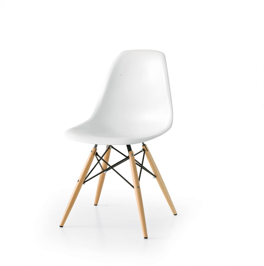 Καρέκλα σε λευκό χρωματισμό και ξύλινα πόδια.